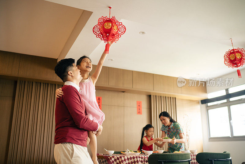 一个中国家庭在一起为中国新年做准备