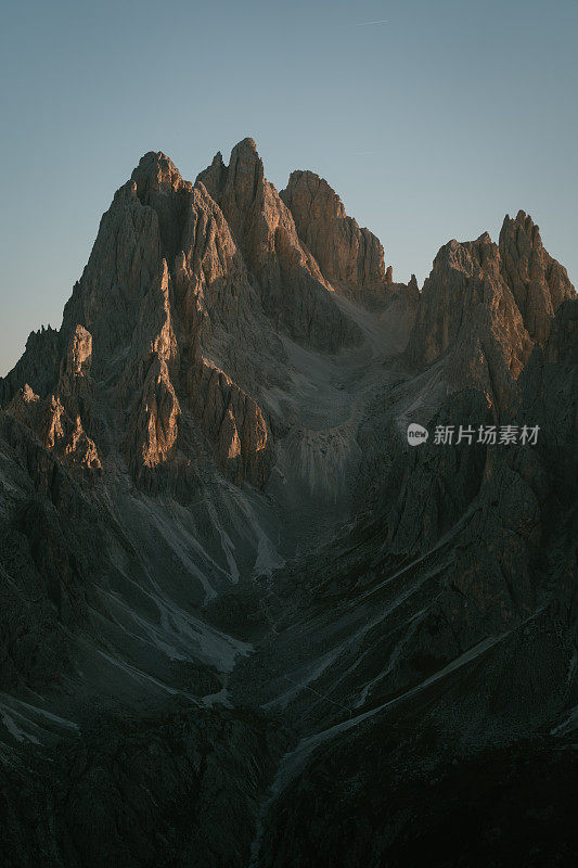 阳光普照的群山高耸入云的宁静景色。特伦蒂诺山谷完美的度假胜地