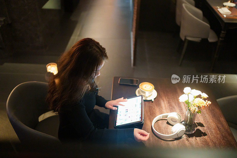 人们在咖啡馆里使用平板电脑
