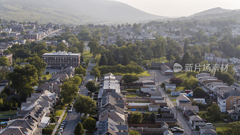 阳光明媚的山区社区与公园在市中心帕默顿特拉华大道，波科诺山区，宾夕法尼亚州