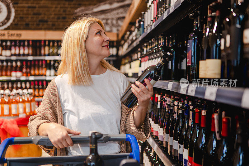 成年女性在杂货店买酒