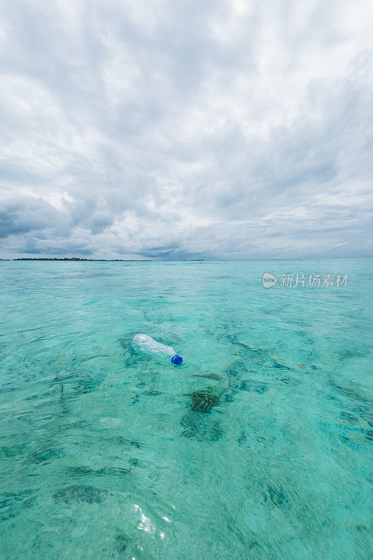 漂浮在海面上的塑料垃圾