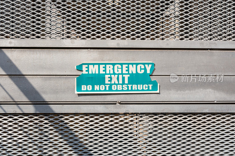 车库门上的紧急出口标志