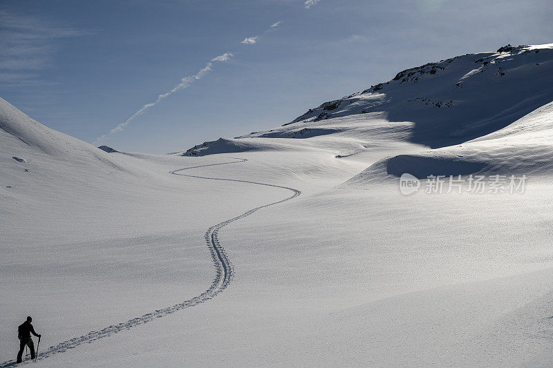 滑雪登山运动员登上白雪皑皑的山峰