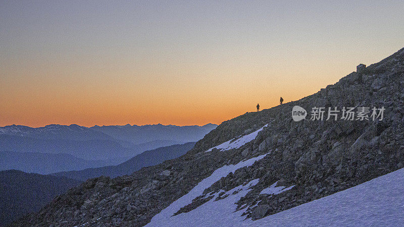 背包客们在黎明徒步登山