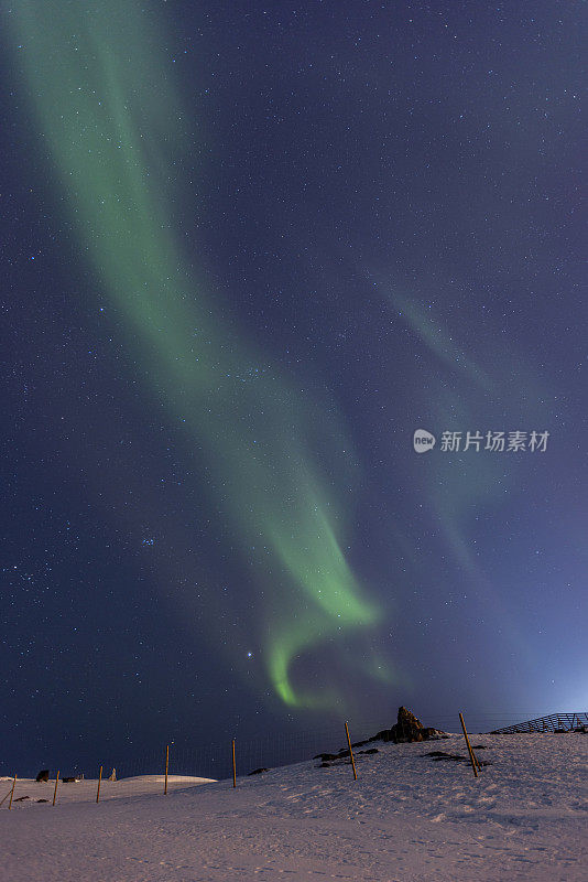 北极光与冬季景观。