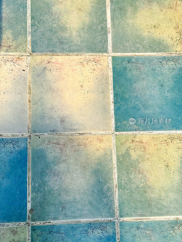 瓷砖效果乙烯地板的全画幅图像，蓝色和奶油色的正方形图案，浴室地板上的人造灌浆，高架视图