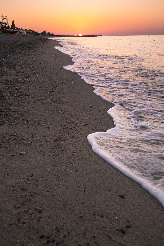 太阳沿着海滩升起