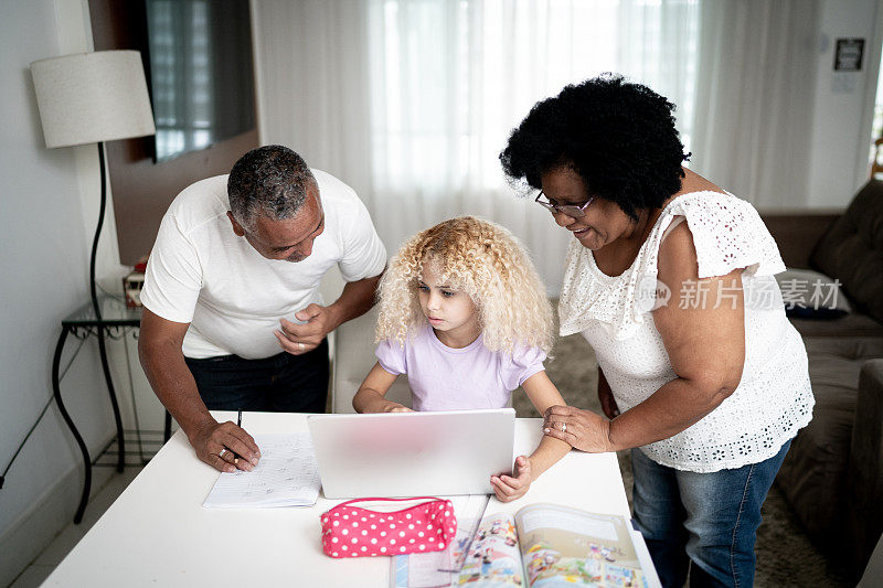祖父母帮助孙女在家上学