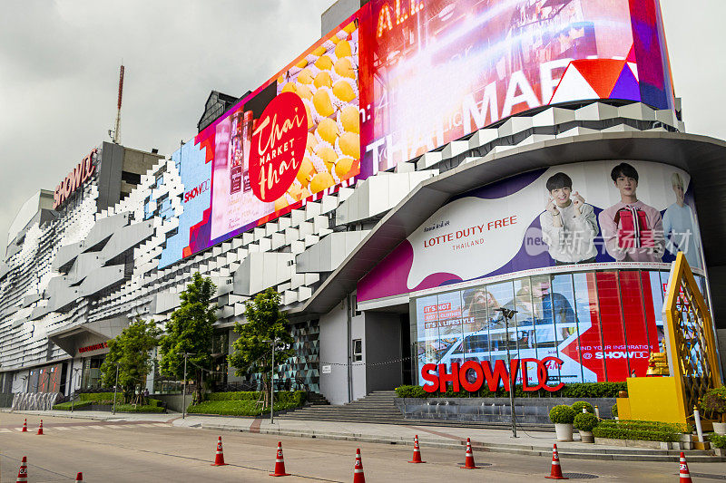 在泰国曼谷大都会的购物中心大楼里，巨大的彩色屏幕。淮河Khwang。