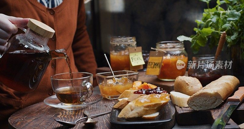 为早餐泡茶、烤面包和自制果酱