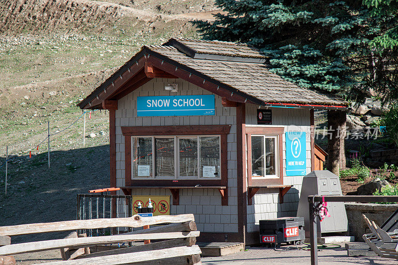 惠斯勒村惠斯勒雪学校的蓝色标志
