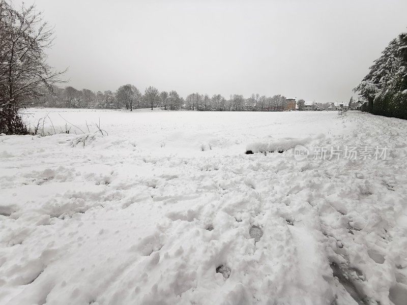 新鲜雪上的鞋印可以证明在寒冷的天气里活跃的人