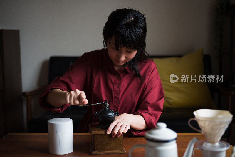 亚洲女人在家里享受咖啡仪式