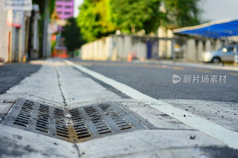 封闭的金属格栅关闭道路