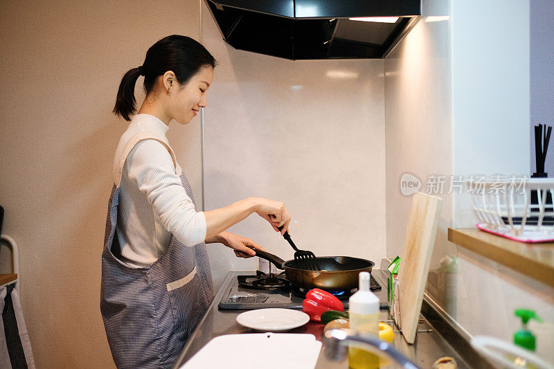 女人在厨房里做素食