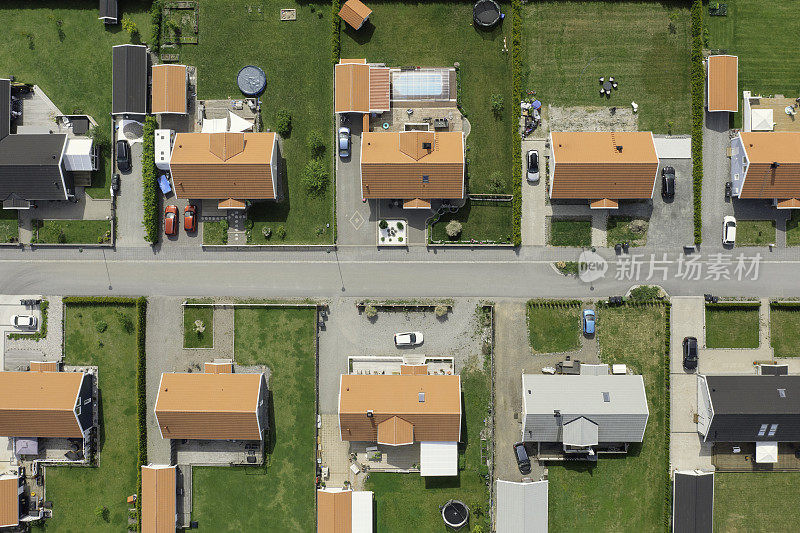 沿街道的郊区住宅的自上而下视图