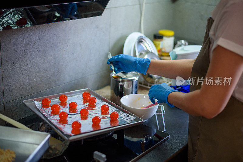 一位亚洲华人妇女在家里揉着食谱中的配料