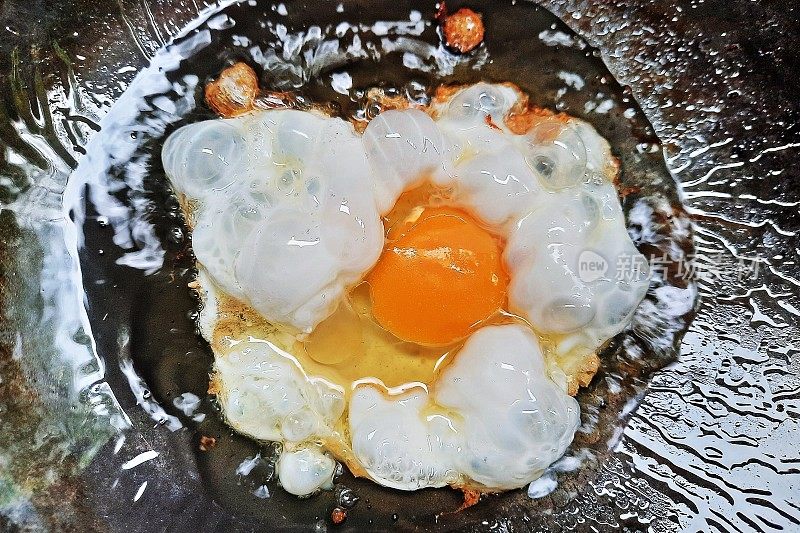 用平底锅煎鸡蛋。