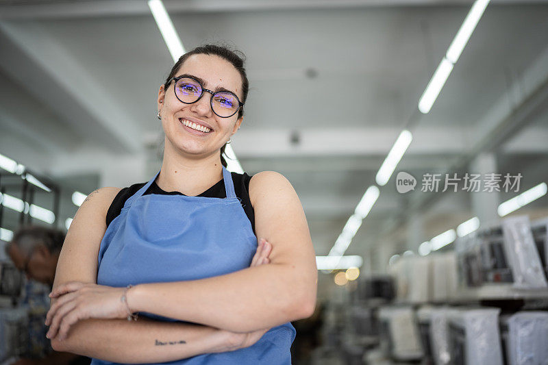 家具店女售货员的肖像