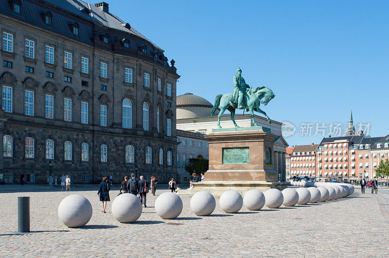丹麦国王腓特烈七世的铜像和哥本哈根议会大厦