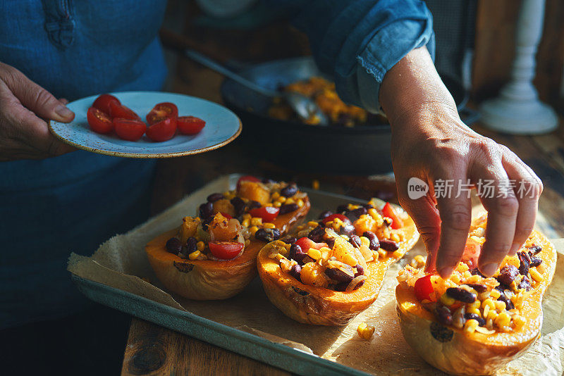 准备玉米煎饼南瓜船