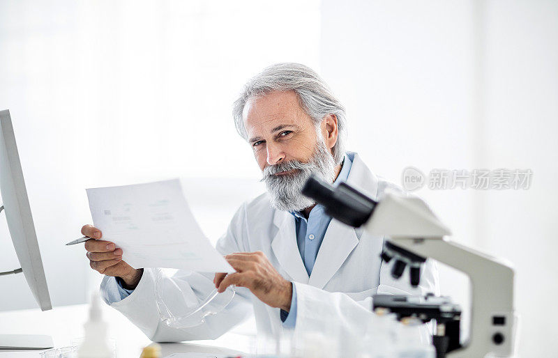 一位男性科学家在实验室工作的肖像