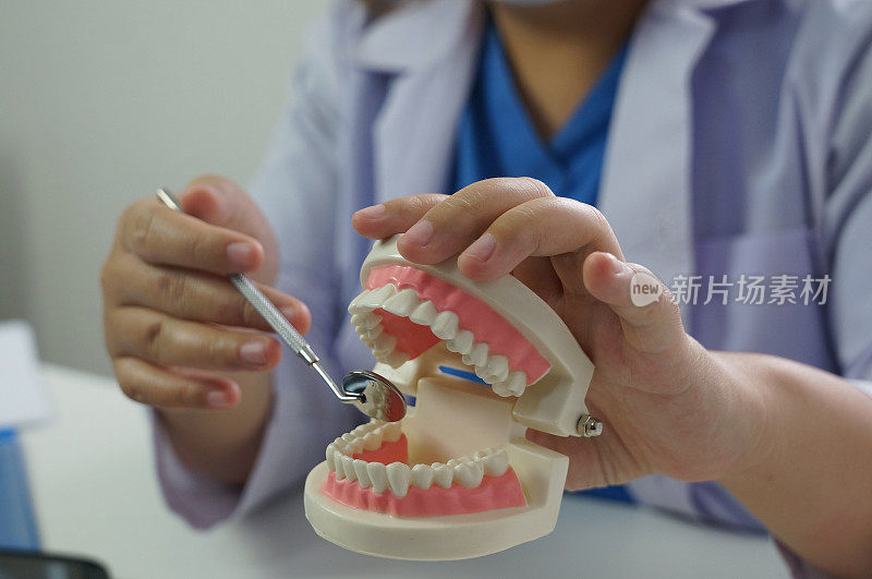 牙科医生在牙科诊所检查病人的牙齿。