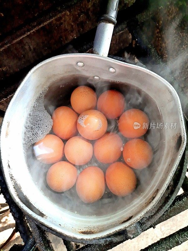 在炉子上煮鸡蛋-食物准备。
