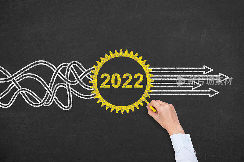解决方案概念新年2022在黑板背景