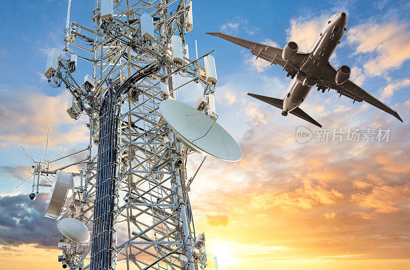 5G手机发射塔和飞机在日落时飞行。着陆时危险高度干扰的概念。