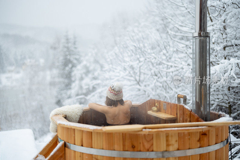 一个女人在雪山里泡热水澡