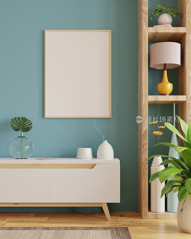 模型海报框架在极简主义室内背景与蓝色墙壁。