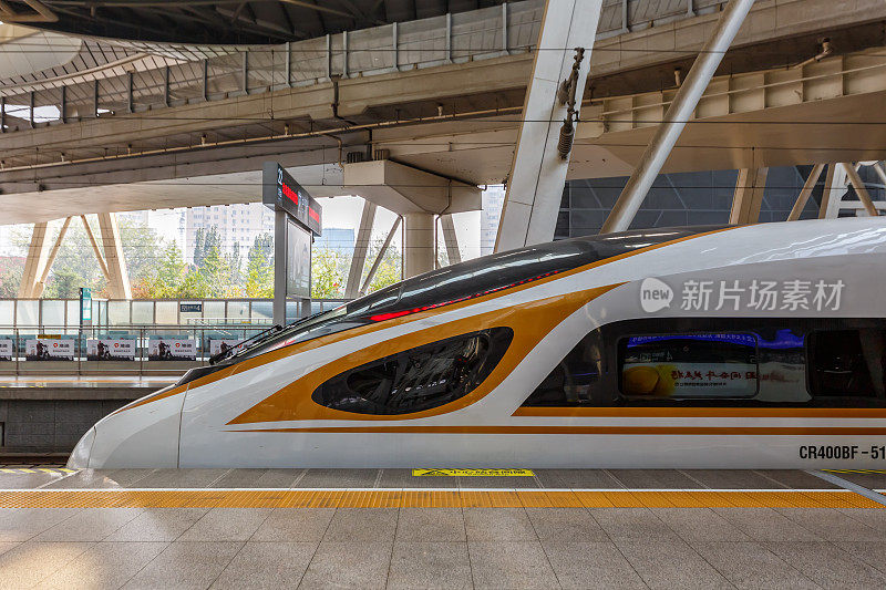 复兴型高速列车在中国北京南站高速运行