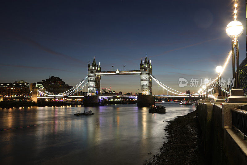 伦敦塔桥黄昏日出