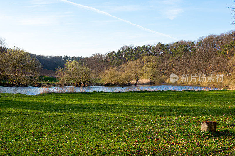 德国黑森州古斯哈根镇河岸上的绿色景观。