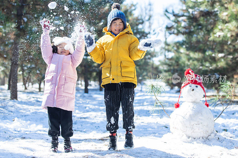 快乐儿童和雪人