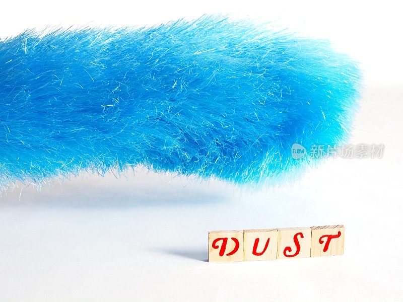 蓝色鸡毛掸子即将在“dust”这个词上嗖嗖作响，这是春季清洁和家务杂务的概念