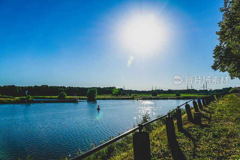 夏天的河景。