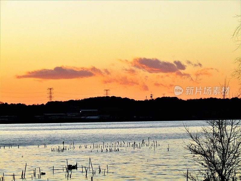 日本。2月底。田沼湖上的日落。