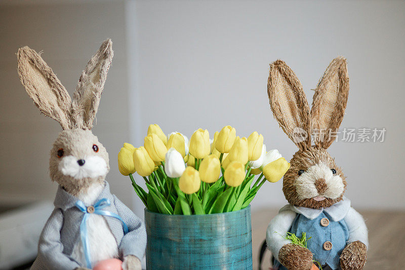 两只复活节小兔子和漂亮的郁金香