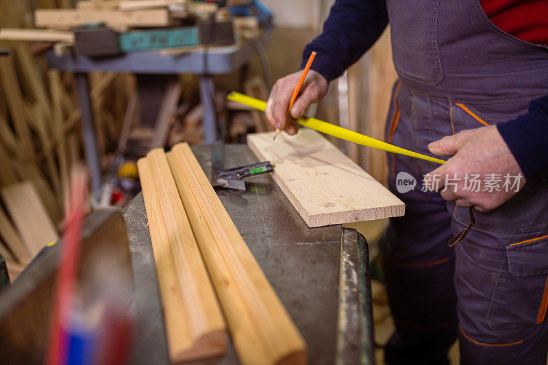 无法辨认的男性木匠测量木材
