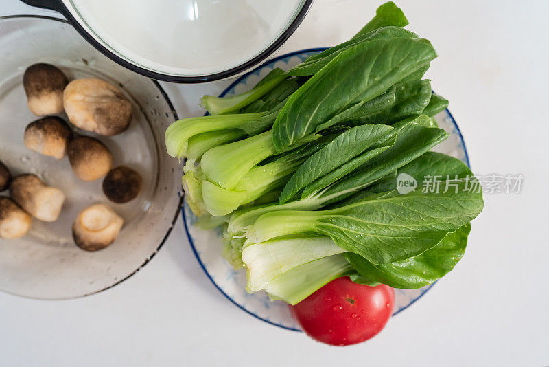 西红柿，生菜和蘑菇放在盘子里