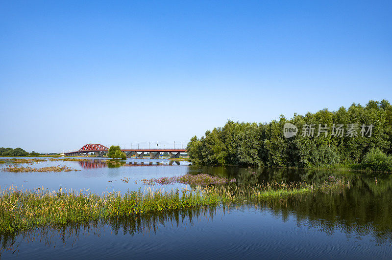 Hanzeboog火车桥在高水位的IJssel河上