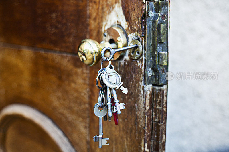钥匙插在旧门锁上