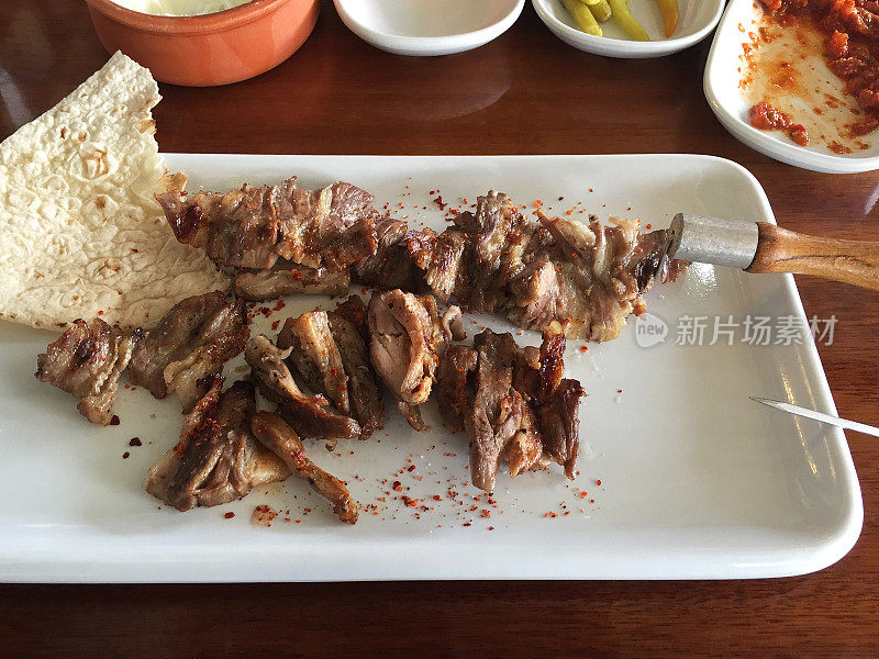 烤羊肉串，鸡肉串，传统土耳其食物串