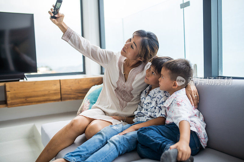 泰国家庭在日常生活中使用科技。selfies。
