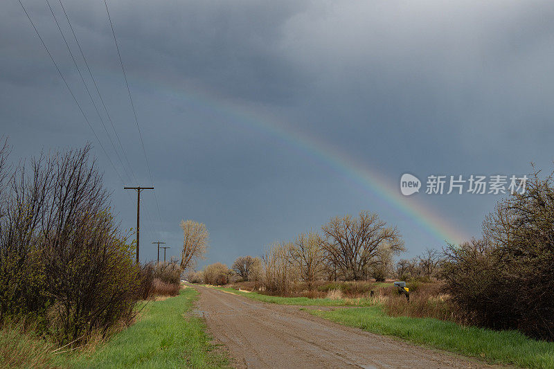 雷暴伴着狂风卷过蒙大拿牧场草原，留下彩虹