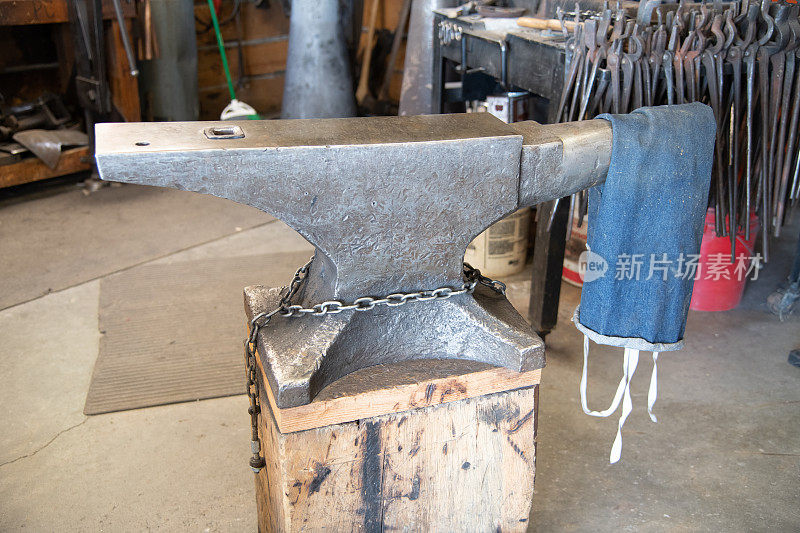 背景是铁匠铁砧和铁匠工具