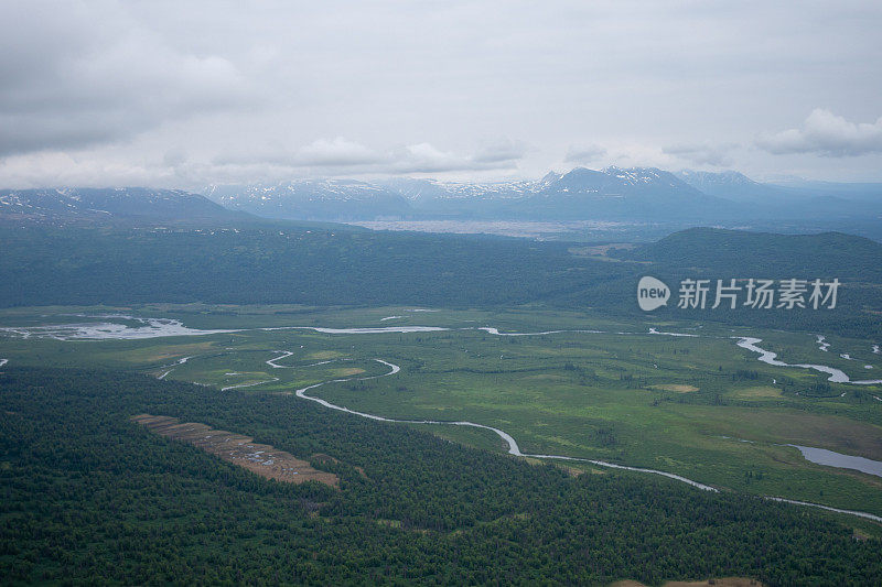 在阿拉斯加州德纳里国家公园的河流的鸟瞰图